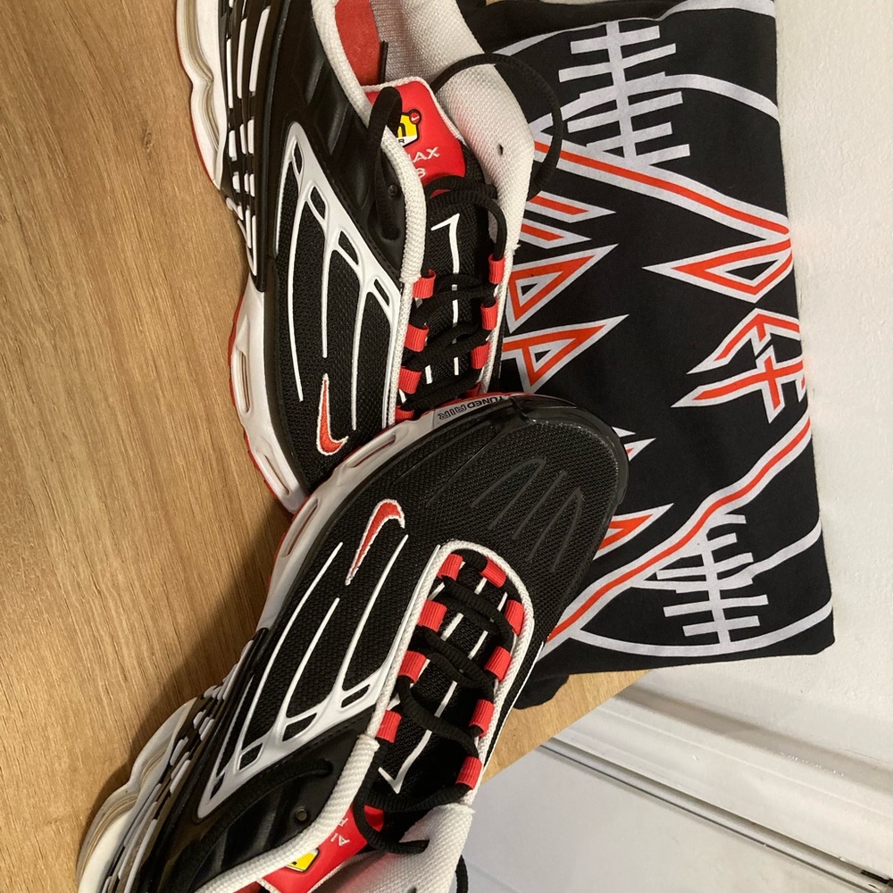 Nike Airmax tuned  Nike plus comes with free Def leopard T-shirt